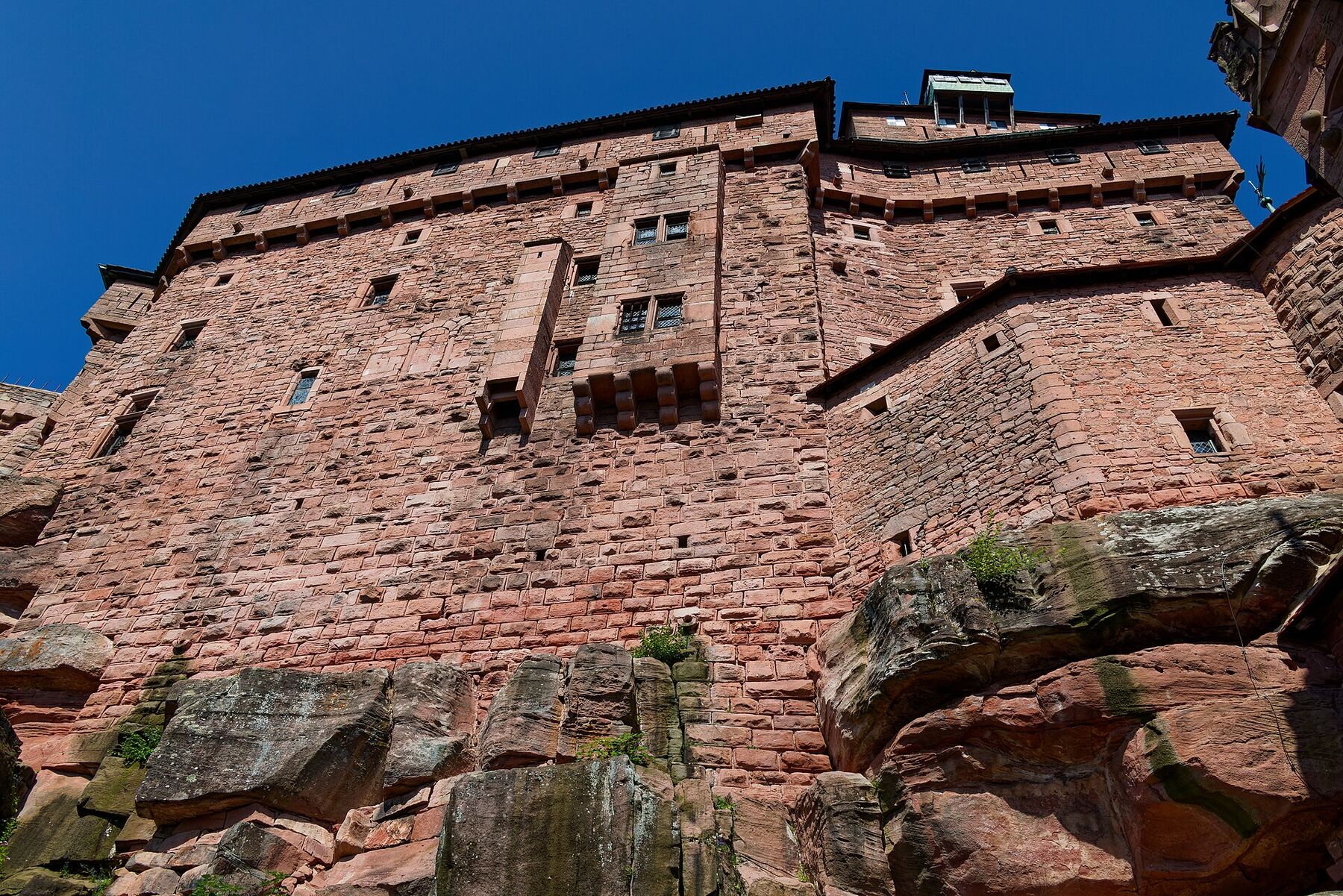 Le château du Haut-Kœnigsbourg dominant la plaine d’Alsace